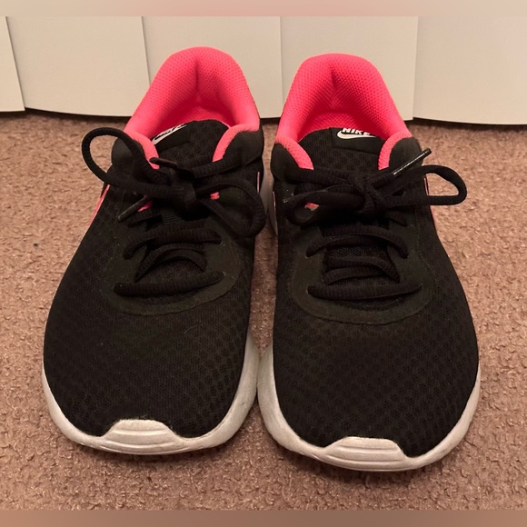Nike Unisex Big Kids Youth Tanjun Running Gym Shoes Sneakers Black Pink Size 5Y - Picture 3 of 15